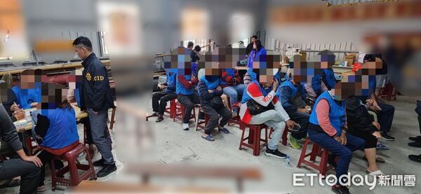 ▲台南市警三分局破獲安南區天九牌職業賭場，查獲賭資、賭具及主持人、賭客共32人帶回偵辦。（記者林東良翻攝，下同）