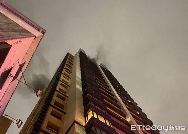 ▲▼台中一棟高樓深夜大火，警消救出受困陽台7人。（圖／民眾提供，下同）