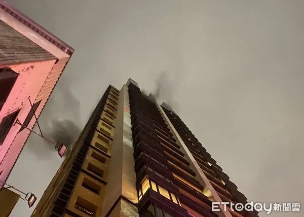 ▲▼台中一棟高樓深夜大火，警消救出受困陽台7人。（圖／民眾提供，下同）