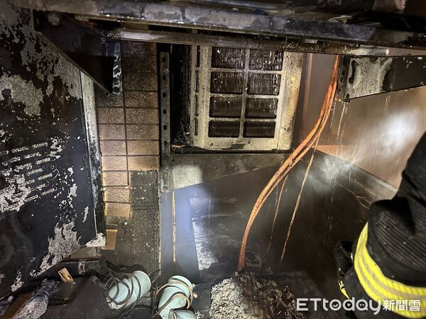 ▲▼台中一棟高樓深夜大火，警消救出受困陽台7人。（圖／民眾提供，下同）