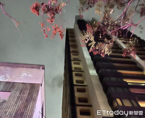 ▲▼台中一棟高樓深夜大火，警消救出受困陽台7人。（圖／民眾提供，下同）