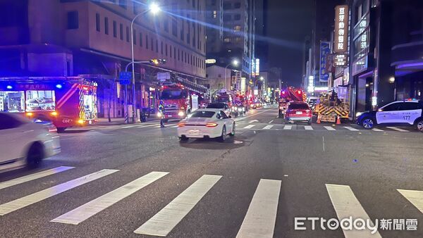 ▲▼台中一棟高樓深夜大火，警消救出受困陽台7人。（圖／民眾提供，下同）