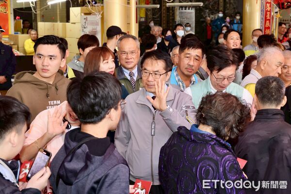 ▲副總統蕭美琴大年初三前往開基玉皇宮走春參拜，與市長黃偉哲發送總統府一元福袋，民眾排隊領取好兆頭。（記者林東良翻攝，下同）