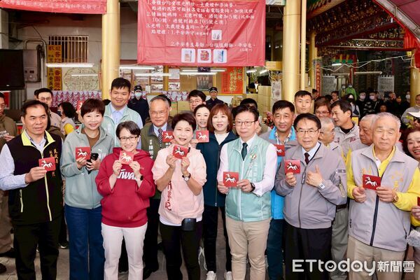 ▲副總統蕭美琴大年初三前往開基玉皇宮走春參拜，與市長黃偉哲發送總統府一元福袋，民眾排隊領取好兆頭。（記者林東良翻攝，下同）