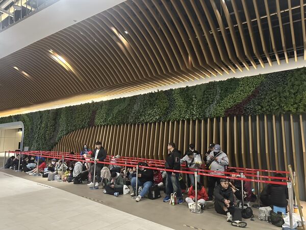 ▲今日11點在大巨蛋首發超限量的款式「歐告搖搖馬」小紅包，一早B2綠廊外面已經有接近1000位球迷排隊。（圖／中職提供）