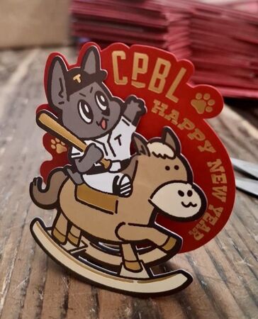 ▲今日11點在大巨蛋首發超限量的款式「歐告搖搖馬」小紅包，一早B2綠廊外面已經有接近1000位球迷排隊。（圖／中職提供）