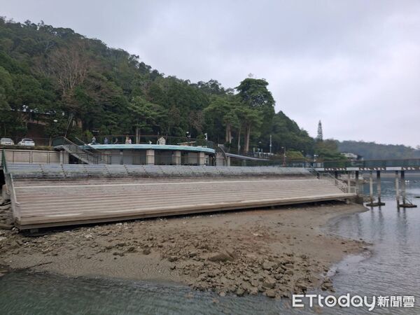 ▲日月潭水位持續下探，日管處啟動二階段應變：調整碼頭浮排確保設施安全。（圖／日月潭國家風景區管理處提供、翻攝「九蛙伊達邵」Youtube頻道直播影像）