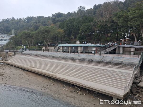 ▲日月潭水位持續下探，日管處啟動二階段應變：調整碼頭浮排確保設施安全。（圖／日月潭國家風景區管理處提供、翻攝「九蛙伊達邵」Youtube頻道直播影像）