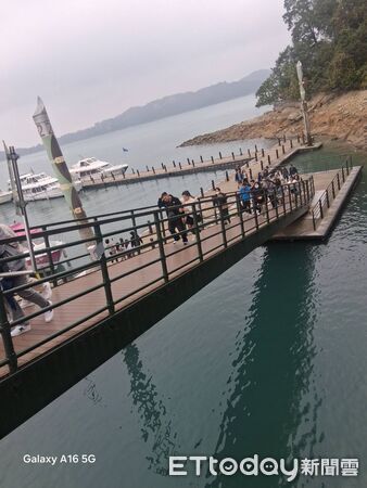 ▲日月潭水位持續下探，日管處啟動二階段應變：調整碼頭浮排確保設施安全。（圖／日月潭國家風景區管理處提供、翻攝「九蛙伊達邵」Youtube頻道直播影像）