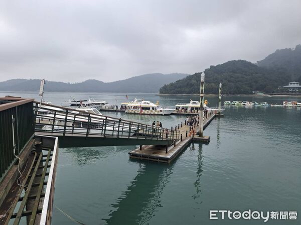 ▲日月潭水位持續下探，日管處啟動二階段應變：調整碼頭浮排確保設施安全。（圖／日月潭國家風景區管理處提供、翻攝「九蛙伊達邵」Youtube頻道直播影像）