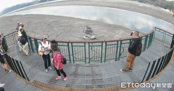 ▲日月潭水位持續下探，九蛙疊像全數露出水面。（圖／翻攝「九蛙伊達邵」Youtube頻道直播影像）