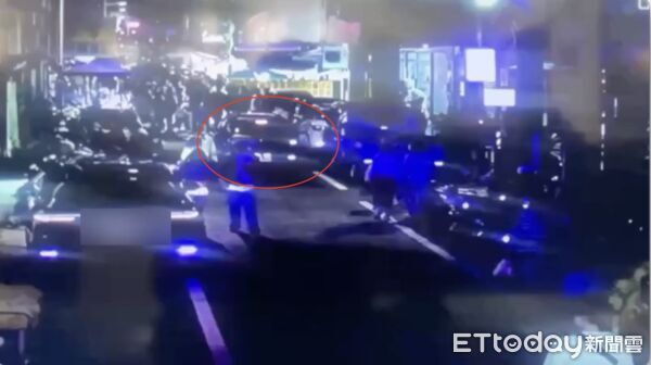 ▲一輛汽車就開進了新樂街夜市管制區             。（圖／記者吳奕靖翻攝）