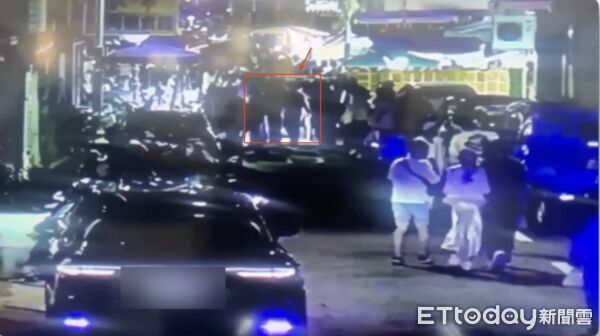 ▲一輛汽車就開進了新樂街夜市管制區             。（圖／記者吳奕靖翻攝）