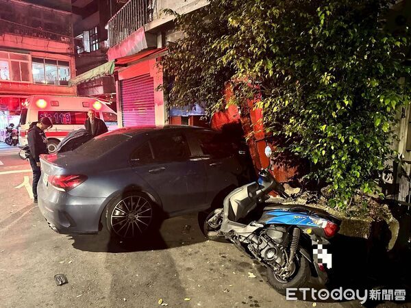 ▲▼賓士男毒駕駛「半顆頭」塞進民宅。 （圖／記者邱中岳翻攝）