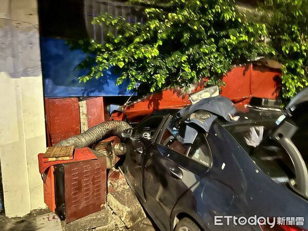 ▲▼賓士男毒駕駛「半顆頭」塞進民宅。 （圖／記者邱中岳翻攝）