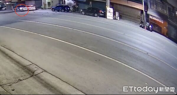 ▲外籍男子的車子整個翻轉             。（圖／記者吳奕靖翻攝）