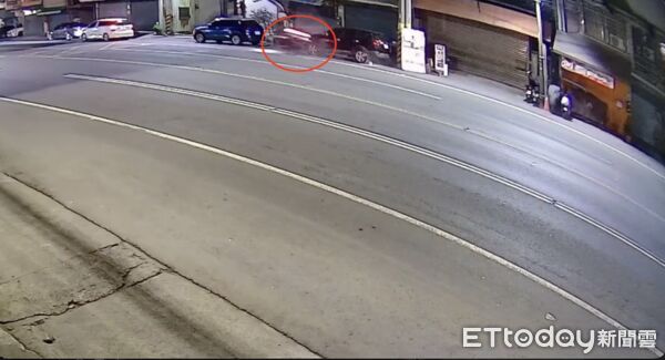 ▲外籍男子的車子整個翻轉             。（圖／記者吳奕靖翻攝）