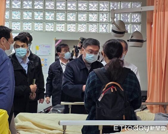 ▲▼行政院卓榮泰院長在衛福部長石崇良陪同下，大年初三視察高雄UCC據點。（圖／衛福部提供）