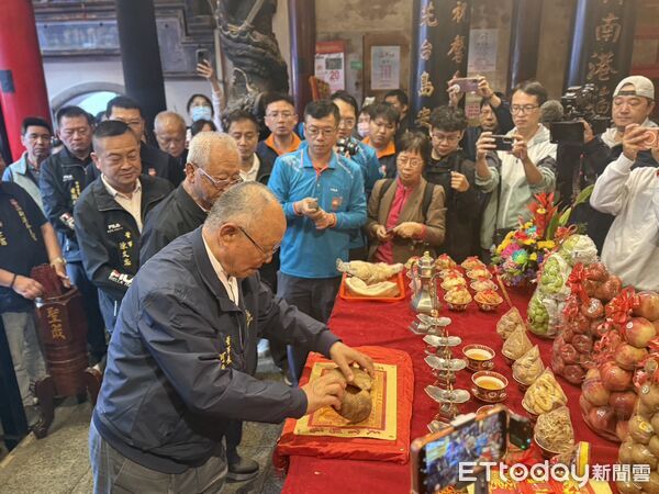 ▲▼  新港奉天宮大年初四擲公籤：國運抽中「上上籤」！媽祖示警：萬事逢春，把握先機莫遲疑 。（圖／記者翁伊森攝）