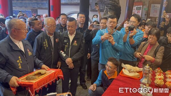 ▲▼  新港奉天宮大年初四擲公籤：國運抽中「上上籤」！媽祖示警：萬事逢春，把握先機莫遲疑 。（圖／記者翁伊森攝）