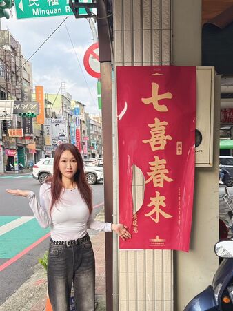 綠議員貼「賴清德春聯」遭破壞　怒公布黑衣男犯案畫面：報警處理