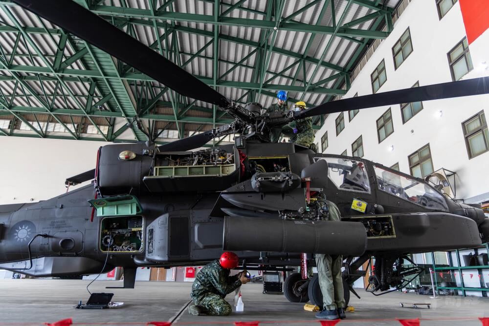 飛行安全關鍵角色 阿帕契檢驗士拆解機體發現潛在風險