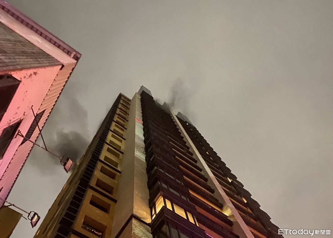 台中27層大樓驚傳火警!22樓竄濃煙7人受困 勇消搶救疏散百戶