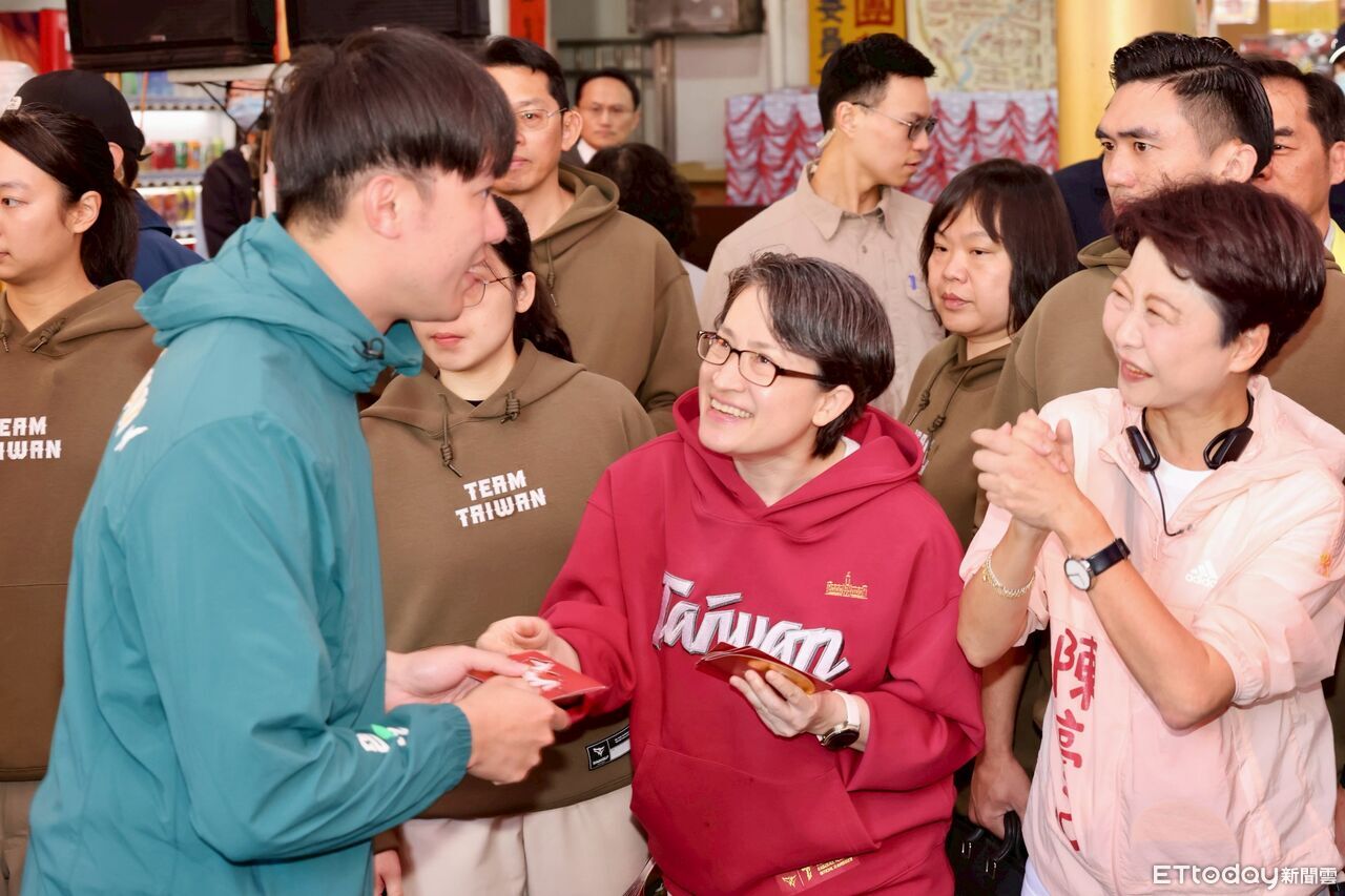 蕭美琴初三赴台南開基玉皇宮走春 發送總統府一元紅包向市民拜年