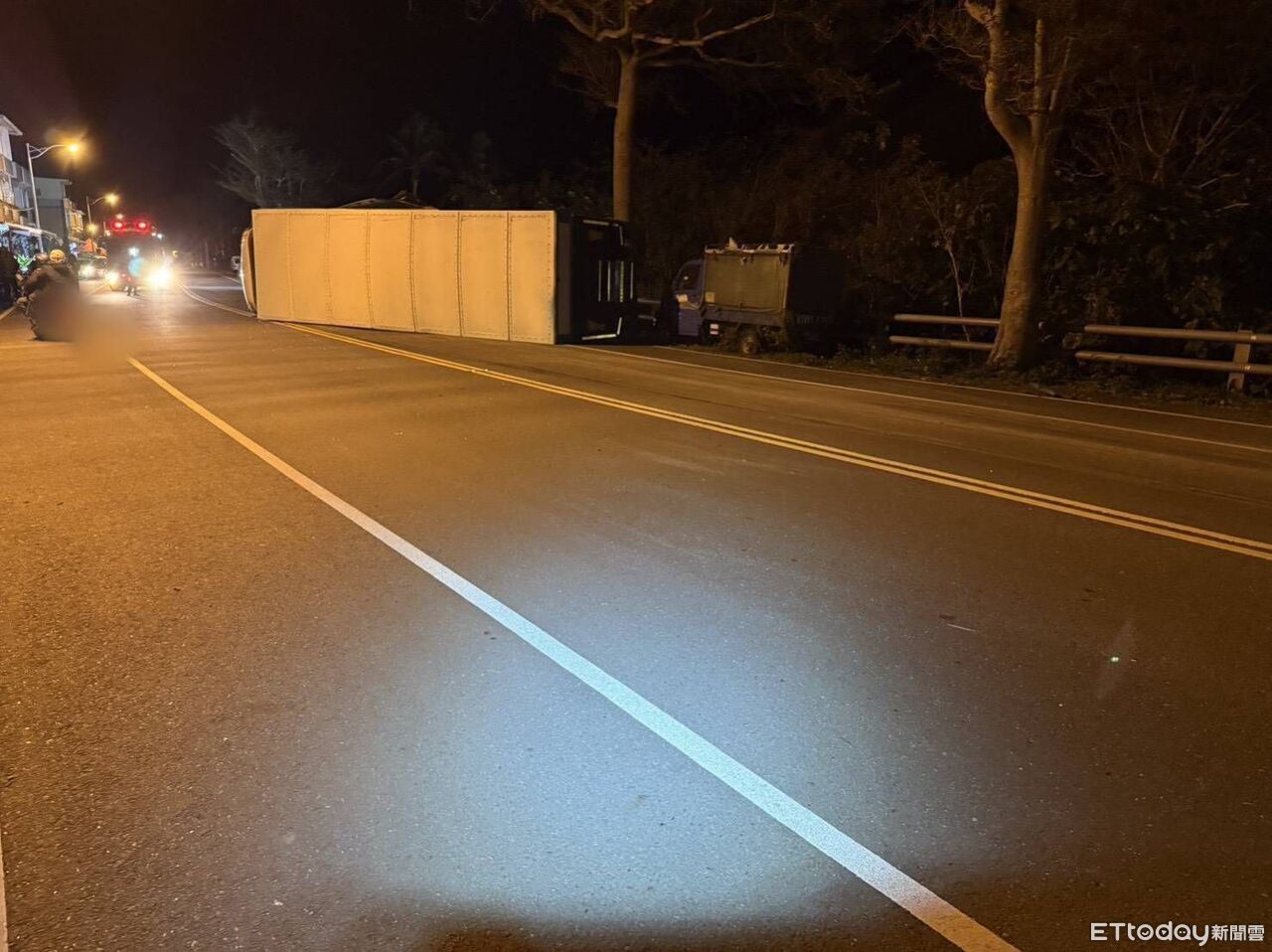 台東台11線大貨車失控!擦撞路旁7車翻覆 26歲駕駛一度受困