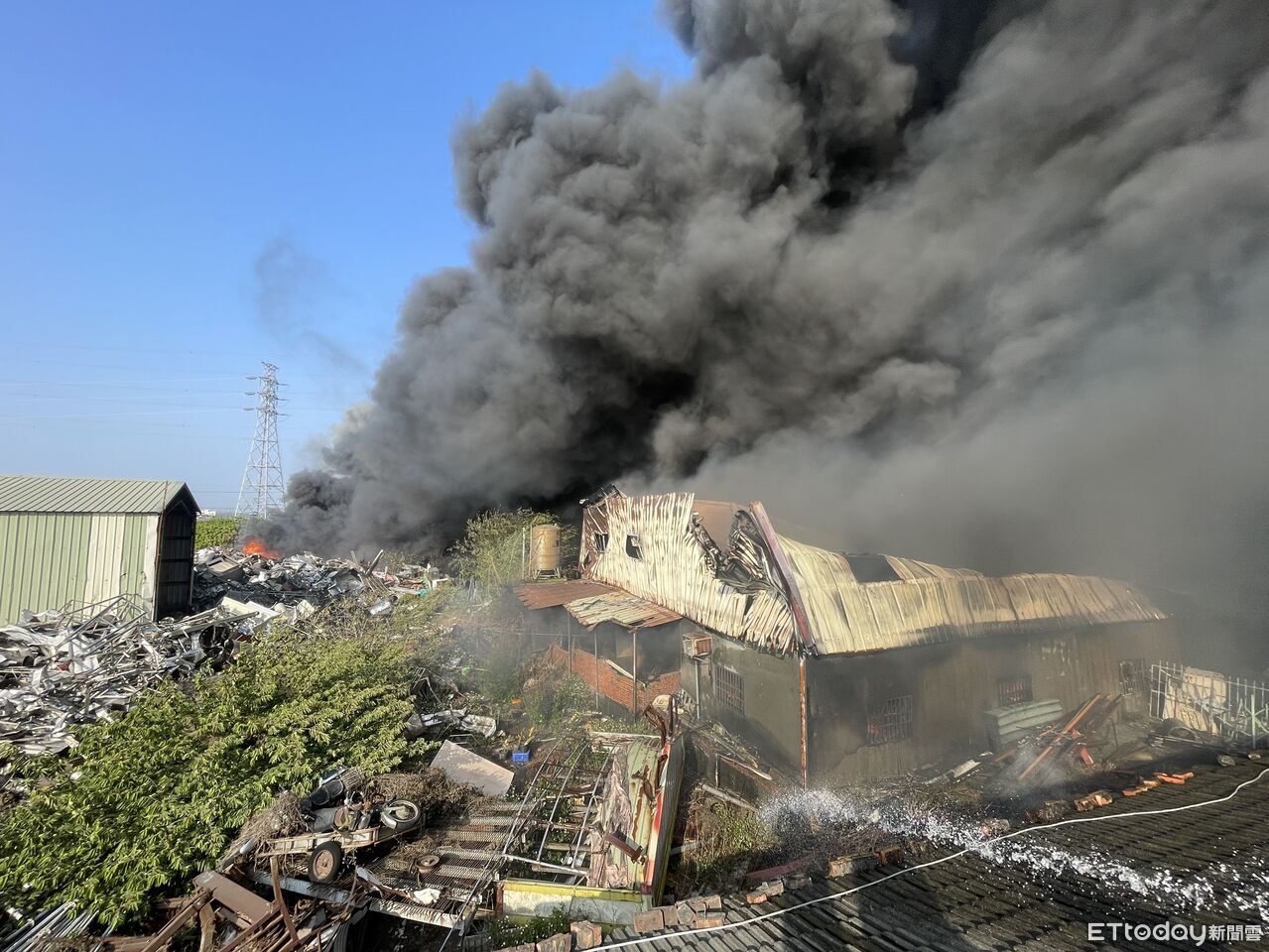 雲林褒忠資源回收場大火!黑煙直衝天際 4縣市聯手搶救