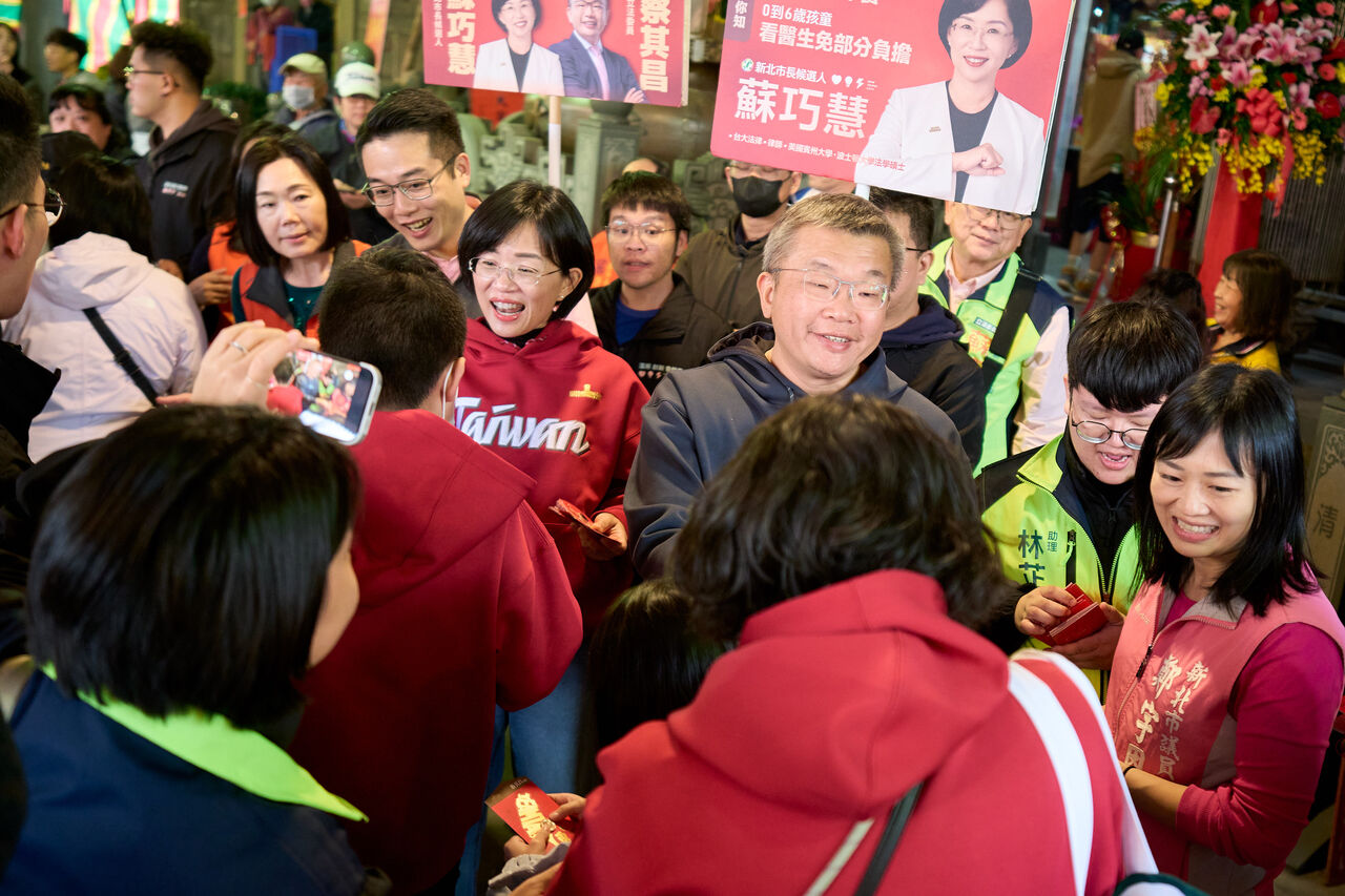 人氣爆棚!民眾排隊搶領「台灣尚勇」福袋 蔡其昌大讚蘇巧慧會做事