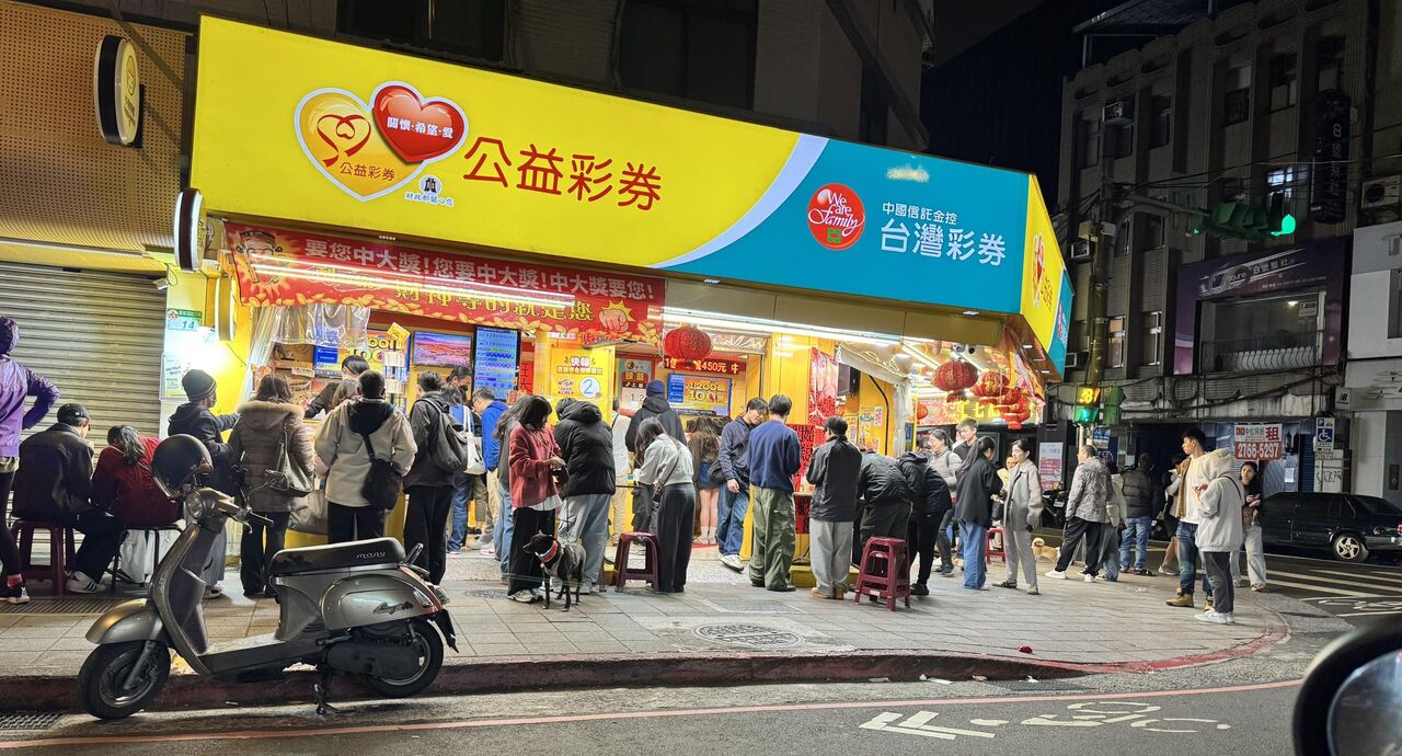 過年彩券行爆滿人 歌手PO照酸「貪財可悲」!釣出台彩主持人反擊