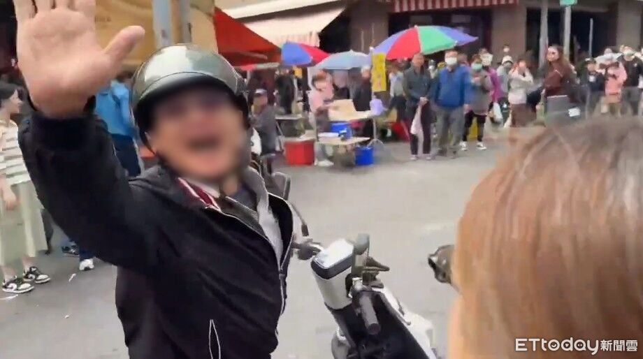 黃國昌大年初四走春又被嗆! 騎士揮手狂喊3次:臭俗辣嘿嘿嘿
