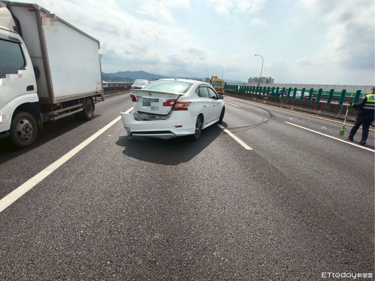 北返車流量大來不及減速!小貨車國3連撞2車...白車180度大逆轉