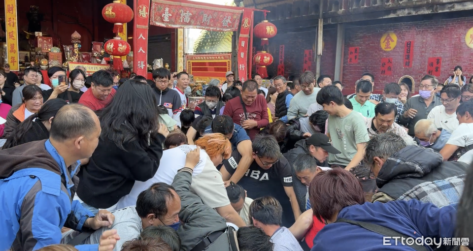 這裡最發財!八路財神廟發財大砲初四開炸 現金從天降民眾瘋搶
