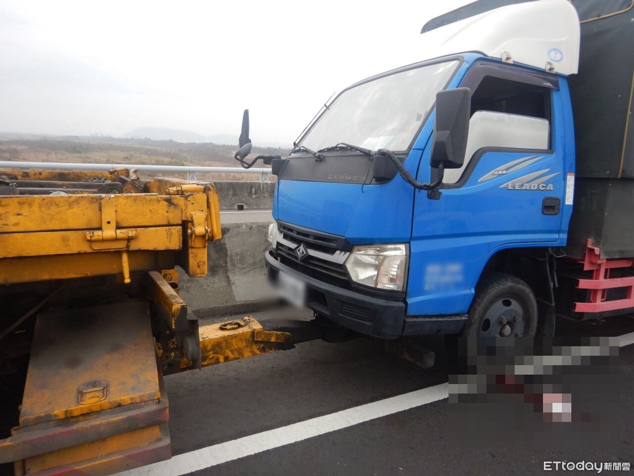 台61惡劣肇逃!拖吊車駕駛救援被撞噴 頭破大洞腳變形送醫搶命