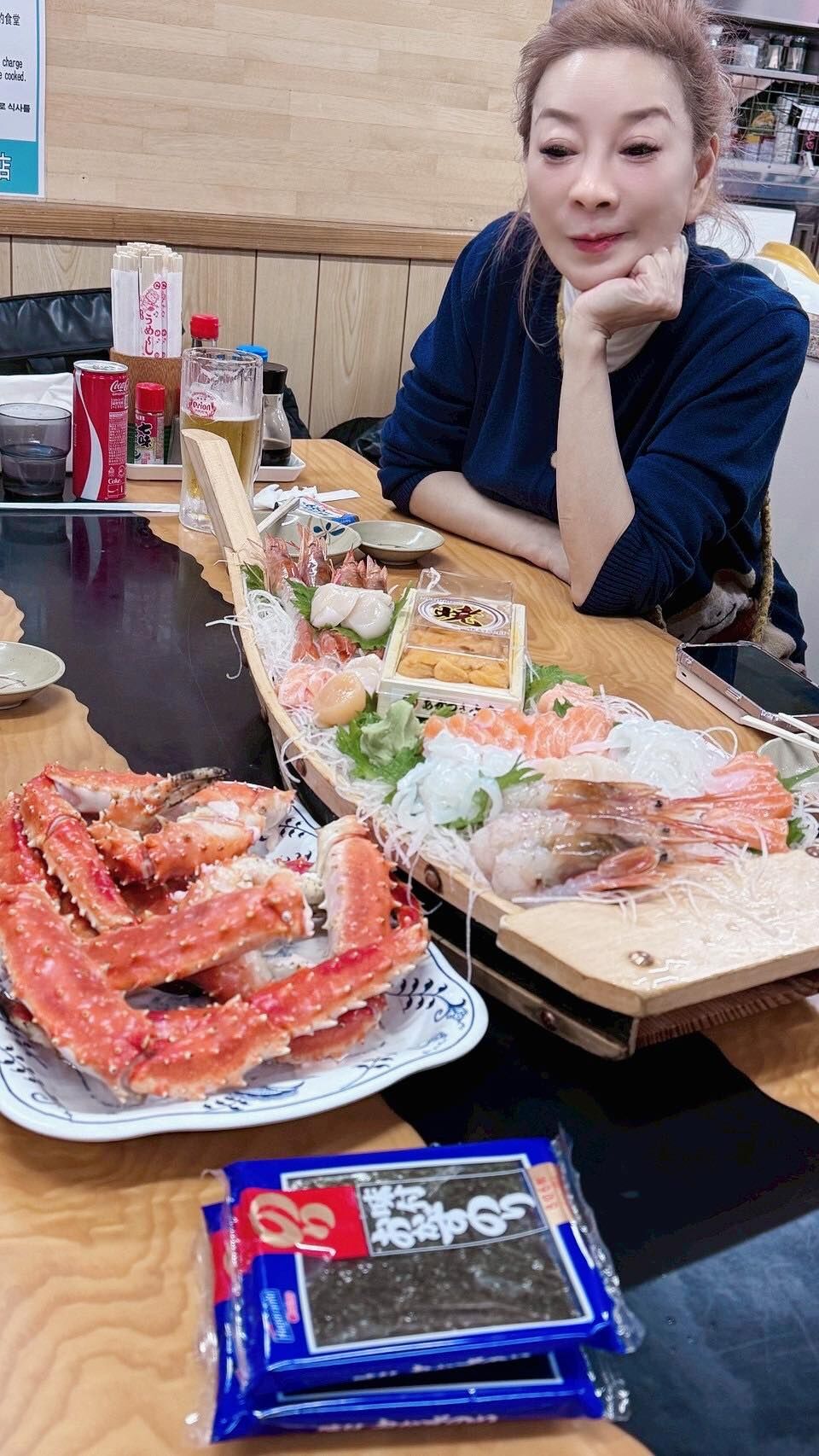 ▲▼楊繡惠遊日淪當「盤子」一餐噴2萬爆氣：誰說便宜的。（圖／翻攝自Facebook／楊繡惠）