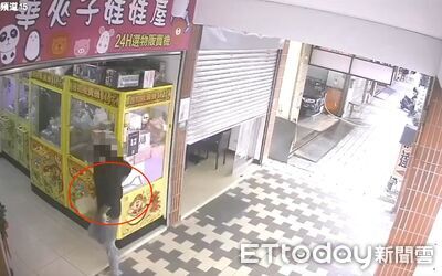黑衣男圓鍬狂撬娃娃機！得手萬元躲巷子遭逮...竟是雙北通緝犯