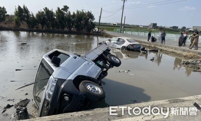 嘉義水上嚴重車禍！小貨車自小客「對撞翻進水田」　6旬婦一度OHCA