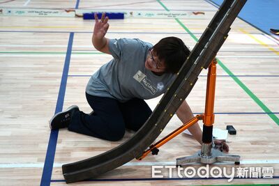 背對賽場的守護者！「影子運動員」詹鳳蘭助國手女兒用默契寫軌道人生