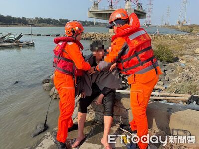 男初四釣魚落水　海巡緊急救起