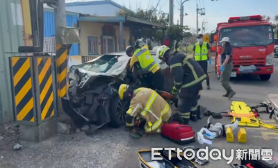 花東海岸公路自小客衝撞電桿！車頭變形爛毀　女失去呼吸心跳受困