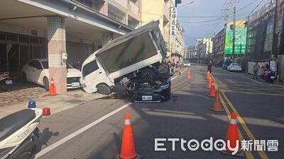 快訊/駕駛下坡恍神!鏟翻路邊小貨車 壓爛自己車頂畫面曝光