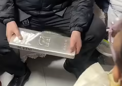 姪女磕頭賺到30斤銀磚壓歲錢　驚呆陸全網狂喊認親：舅舅還有我