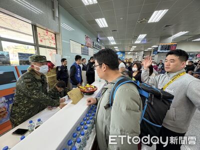 春節收假返台爆量！金門機場候補逾500人　軍方出動C130疏運