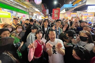 柯震東、王淨、朱軒洋春節化身招財貓! 《功夫》走春迺夜市人潮炸裂