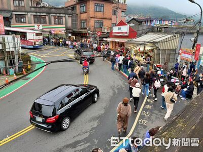 新北九份走春湧車潮　瑞芳警「超前部署」交通不卡關