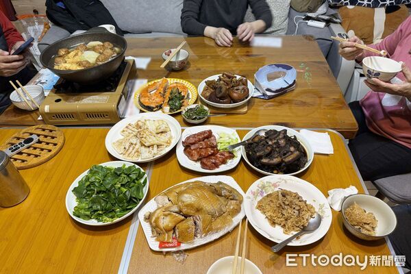 ▲▼聚餐,親戚,走春,過年,年菜,婆媳,圍爐,鮭魚,甘蔗雞,蘿蔔糕,油飯,豬腳,獅子頭。（示意圖／記者鄺郁庭攝）