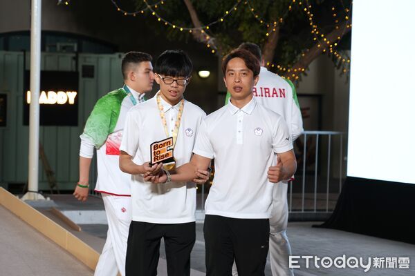 ▲游泳教練葉軒甫擔任點頭員協助視障游泳選手。（圖／記者蔡厚瑄攝）