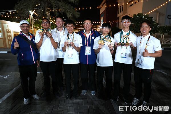 ▲游泳教練葉軒甫擔任點頭員協助視障游泳選手。（圖／記者蔡厚瑄攝）